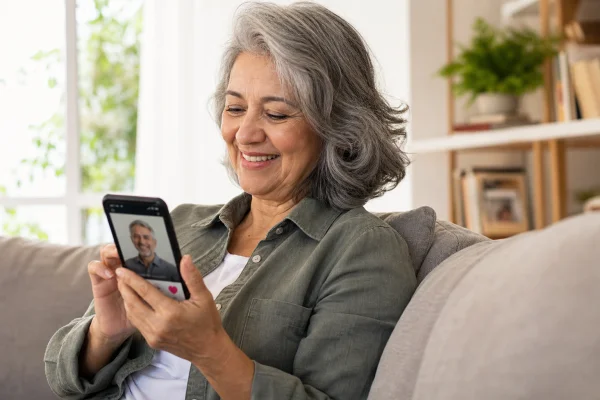 O que é o Tinder para idosos e como funciona